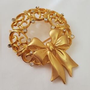 VTG 70's JJ Jonette Gold Tone Filigree Christmas Wreath Brooch With Rhinestones